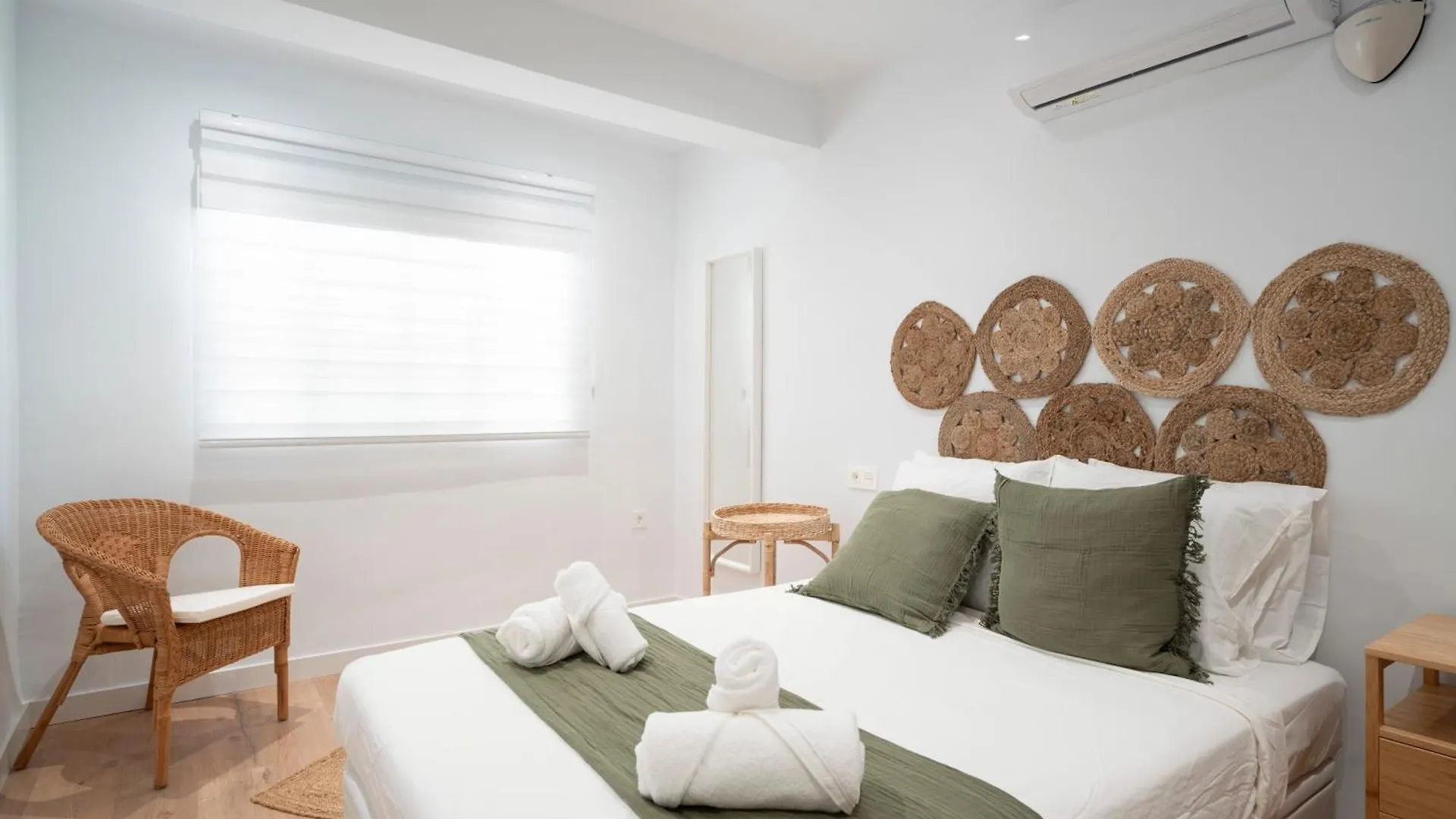 Ronda Suites Junto Estacion Tren Y Hospitales contacts